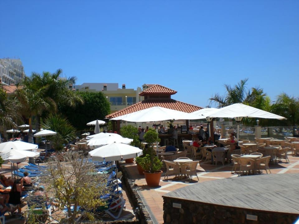 Pool mit der einzigen Bar R2 BUGANVILLA Hotel & Spa