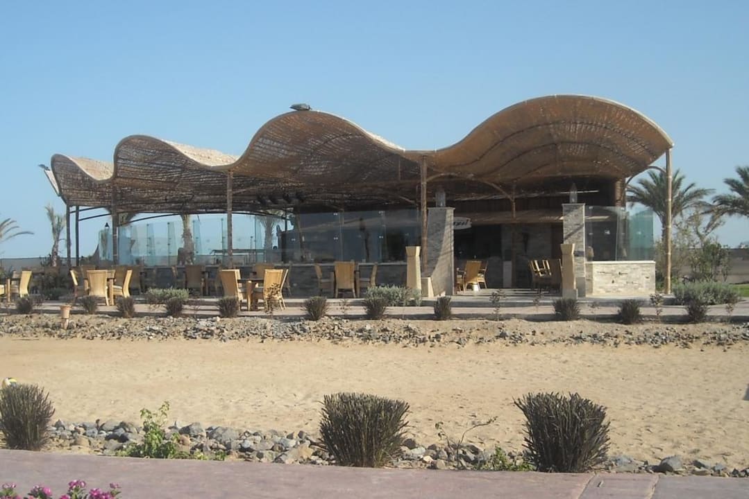 Widok na restauracje przy plaży Amwaj Beach Club Abu Soma Resort