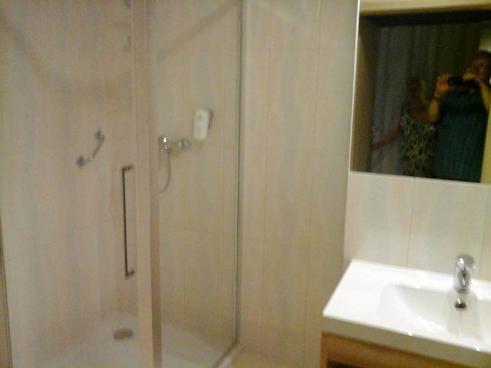 Badezimmer mit Dusche Event Zdrój Hotel