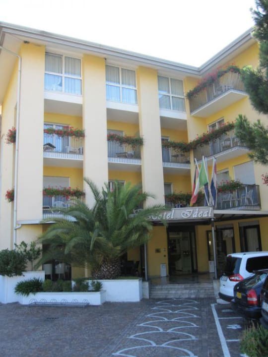 Außenansicht mit Parkplätzen GoTì Hotel
