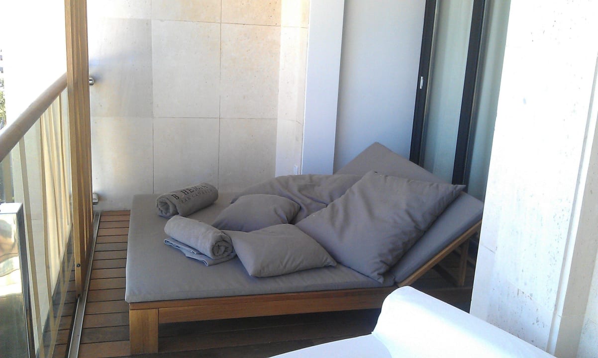 Grosser Balkon mit Tagesliegen Bohemia Suites & Spa - Adults only