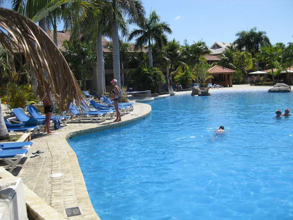Einer der 3 Pools Villas Bavaro Resort & Spa