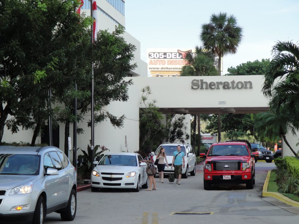 Auffahrt & Eingangsbereich Hotel Sheraton Miami Airport & Executive Meeting Center