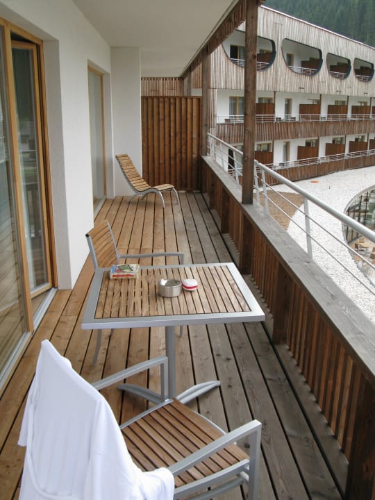 Großer Balkon einer Suite aja Bergresort Werfenweng