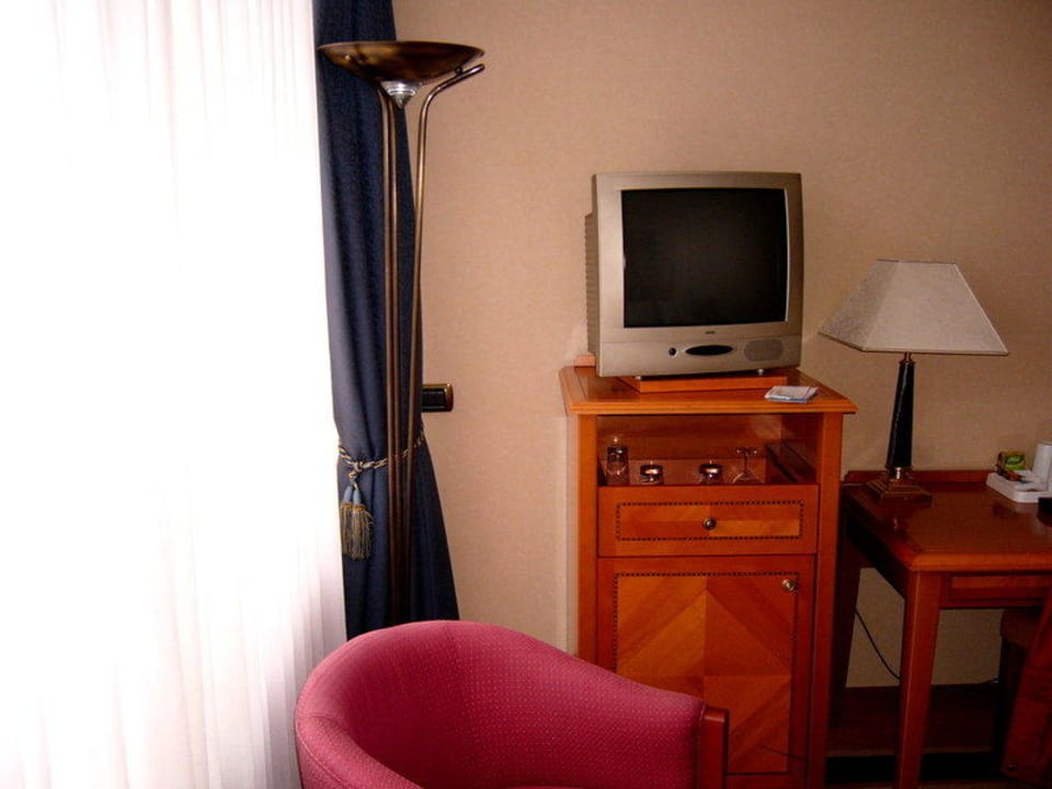Fensterecke mit Sessel und Fernseher u. Minibar NH Collection Brussels Centre