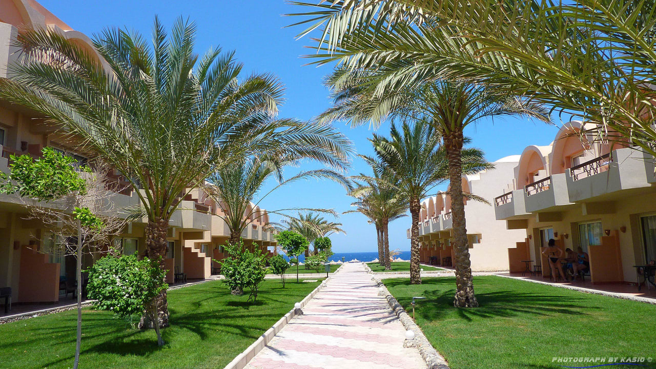 Przejście do plaży miedzy budynkami  Three Corners Sea Beach Resort