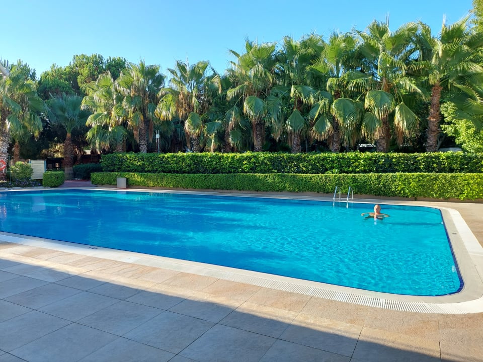 Pool Side Breeze Hotel