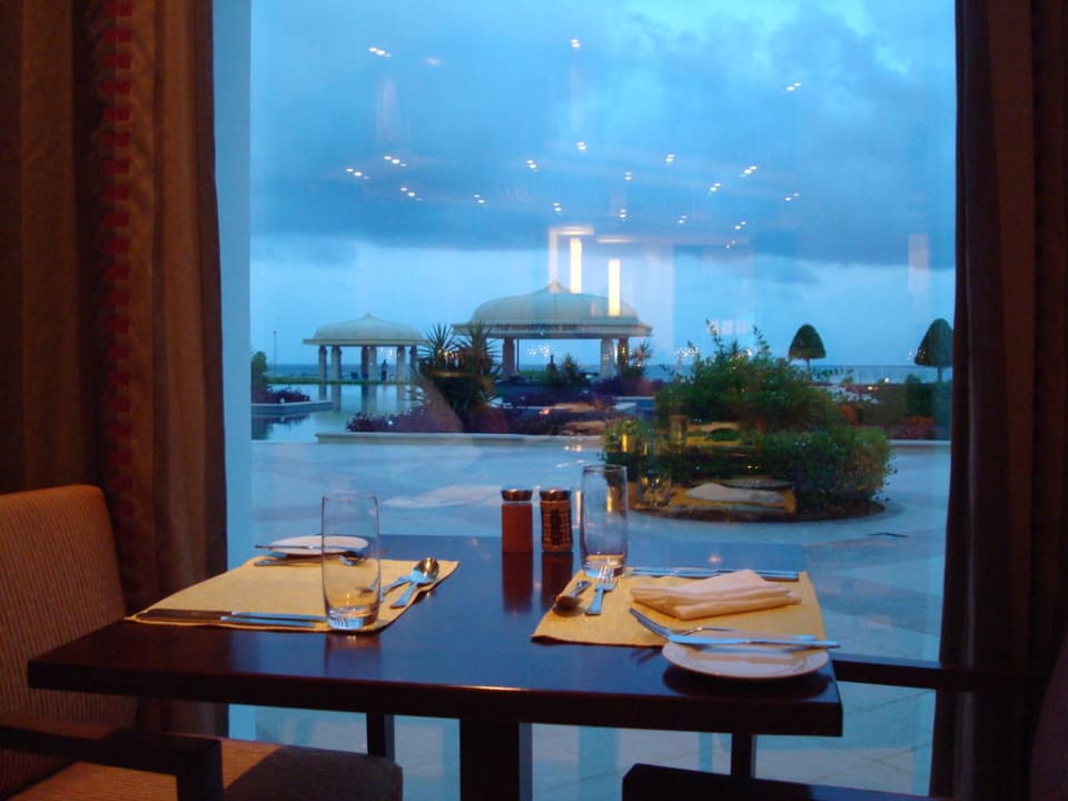 Blick durch das Fenster des Restaurants Wyndham Garden Salalah Mirbat
