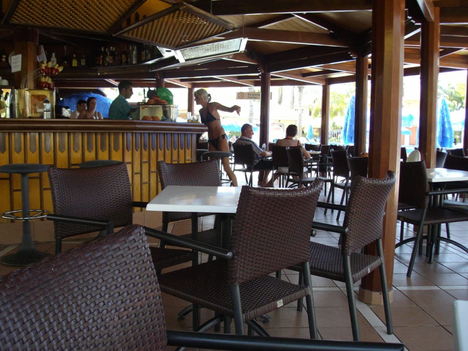 Eine gemütliche Poolbar um einen leckeren Coktail  Suites & Villas by Dunas