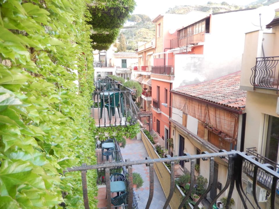 Links vom Balkon San Pietro