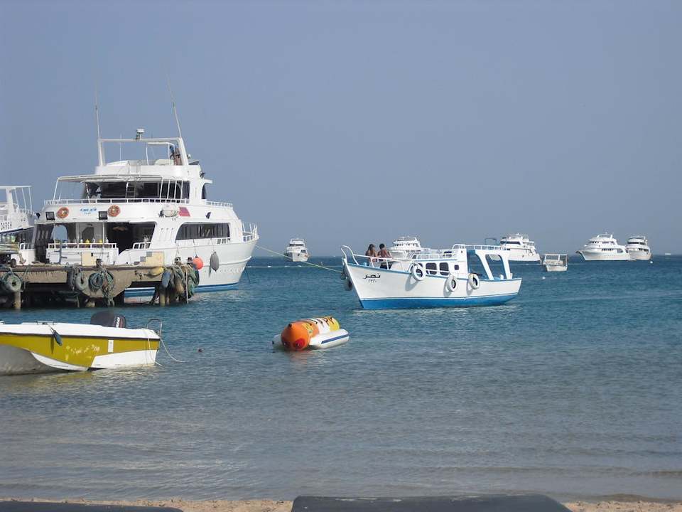 Hotel Strand mit anliegenden Booten Giftun Azur Resort