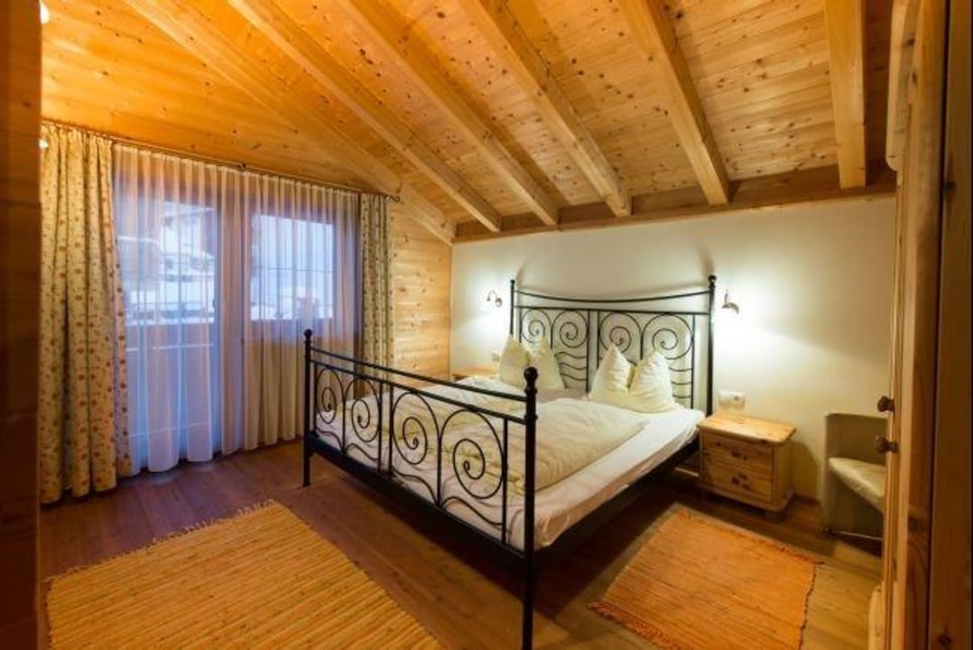 Doppelzimmer mit Balkon im Ferienhaus Feriendorf Wildschönau