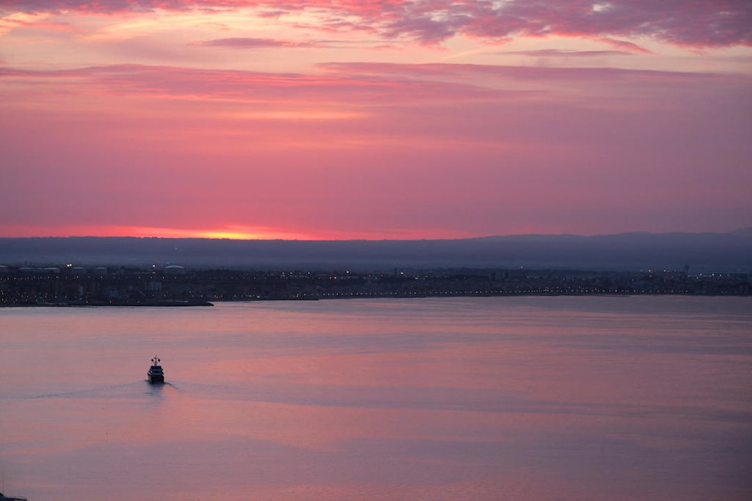 Blick auf den Hafen GPRO Valparaiso Palace & Spa