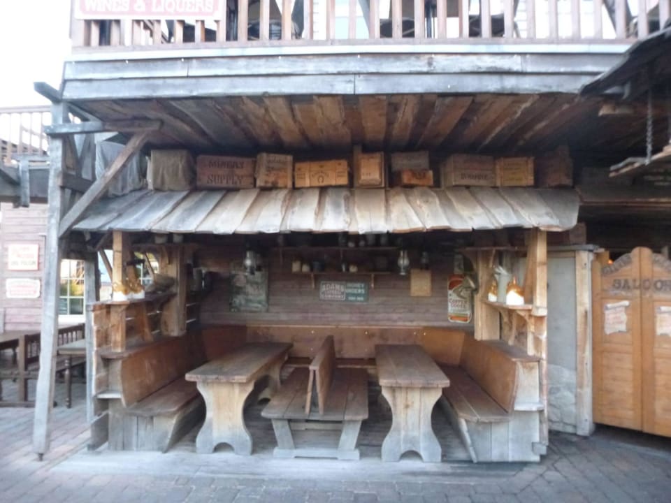 Außenbereich beim Saloon Tipi Town Europa-Park