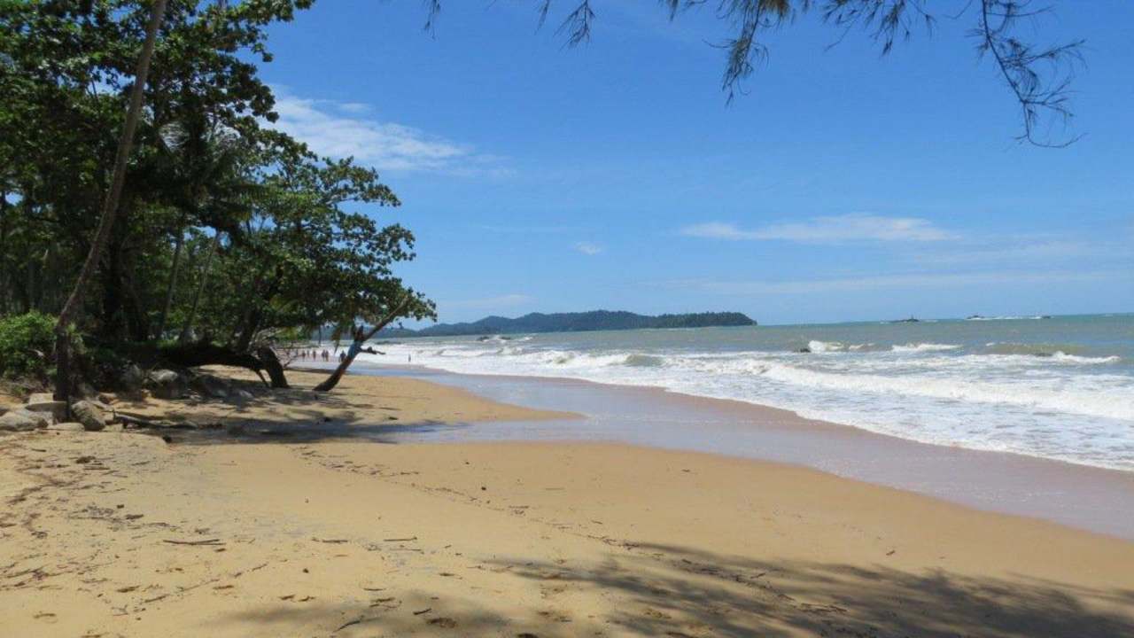 Strand zur linken Seite Khao Lak Merlin Resort