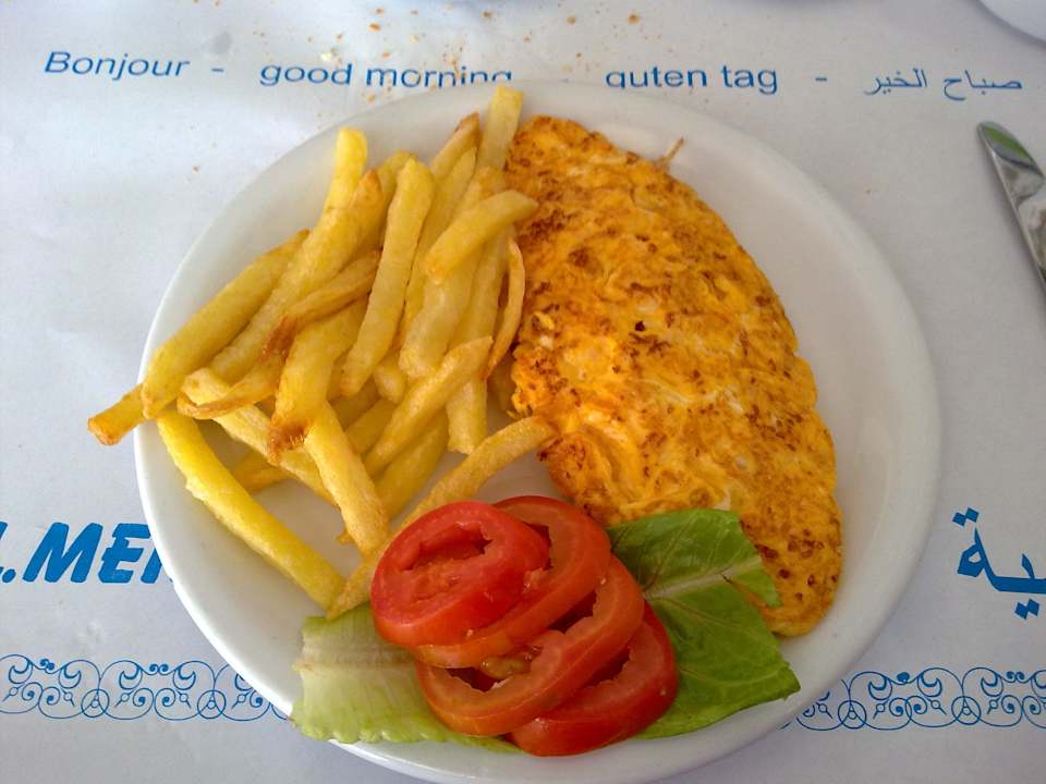 Snackbar: Omelette mit Käse, Pommes (4 Dinar) Hotel El Menchia