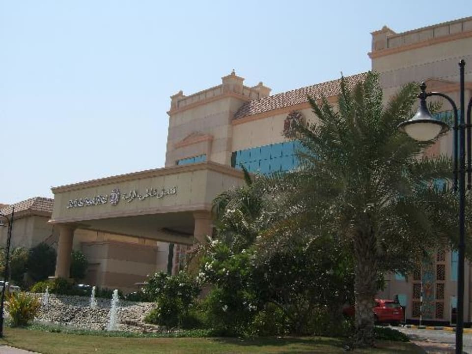 Hier tretet man ein in das Al Raha Beach Hotel Al Raha Beach Resort & Spa