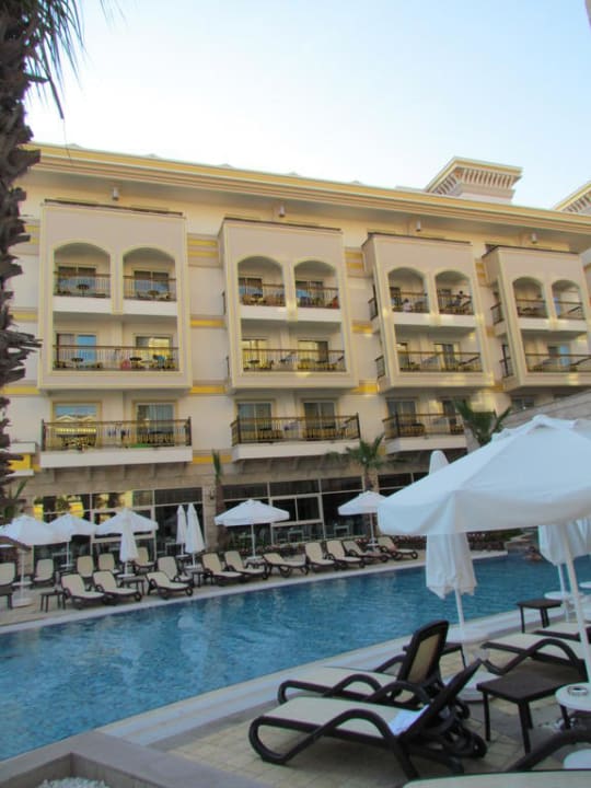 Außenansicht mit Pool Diamond Excellence Resort & Spa