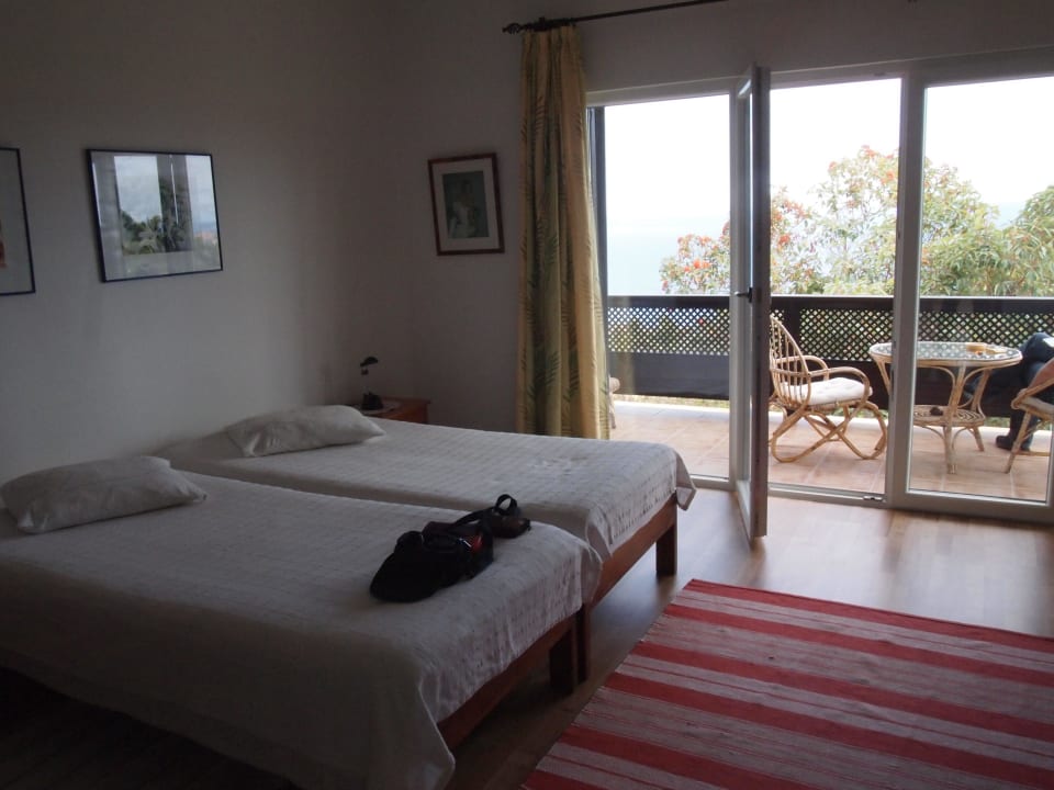 Bett mit Blick nach draußen Apartamentos Miranda