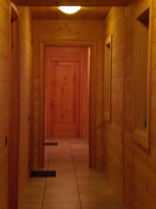 Der Korridor zu den Zimmer. alles aus Holz Eco Hotel Locanda del Giglio