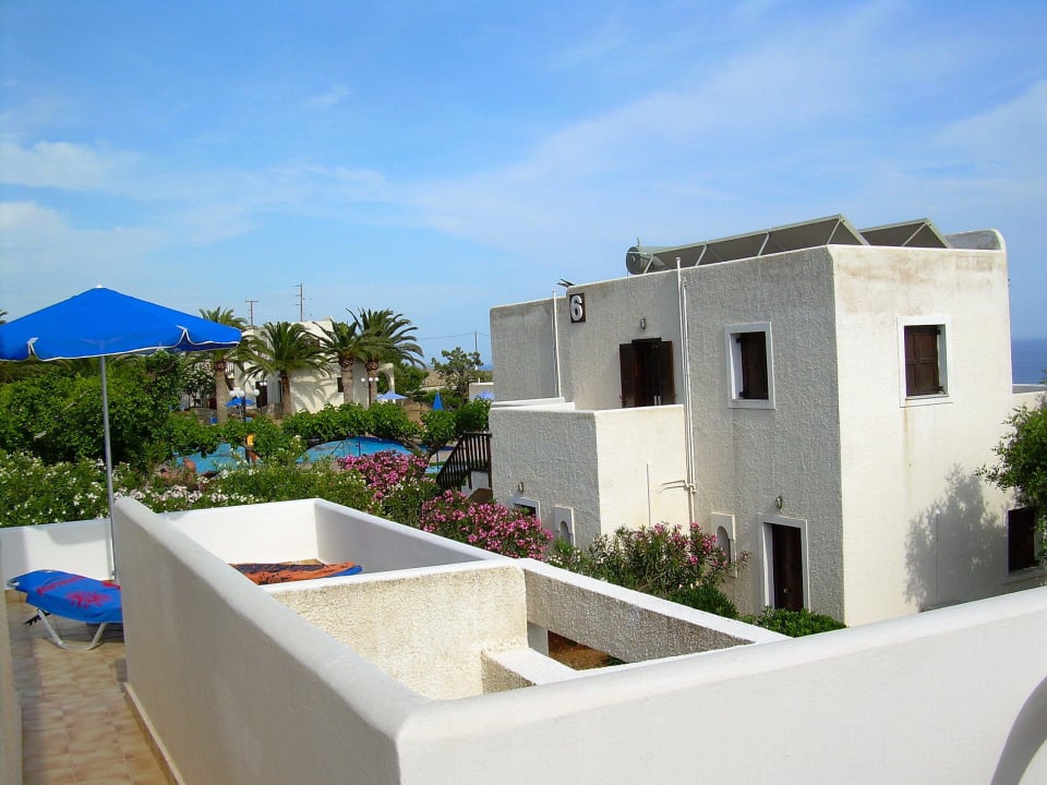 Von unseren Terrassen in den Garten Vritomartis Naturist Resort