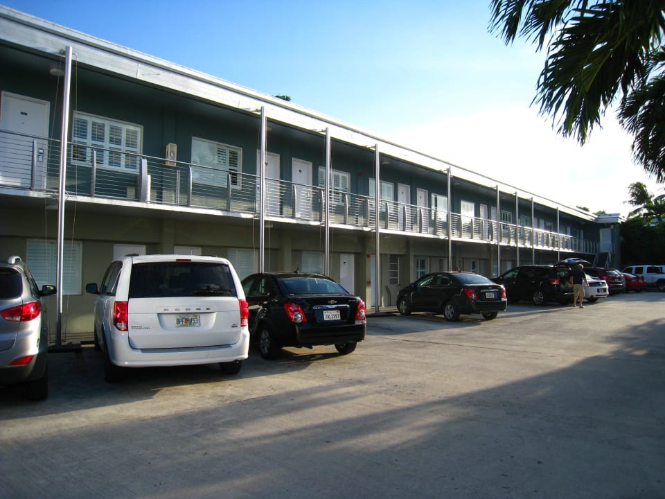 Parkplätze und Zugang zu den Zimmern Motel Blue Marlin