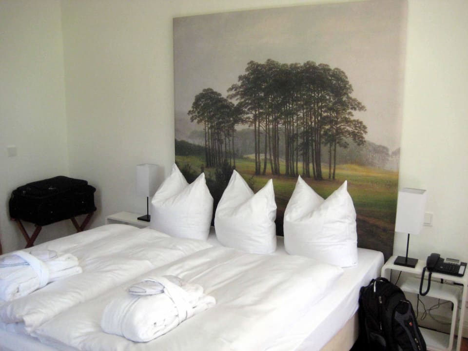 Ikea meets Caspar David Friedrich Kavaliershaus Suitehotel am Finckener See