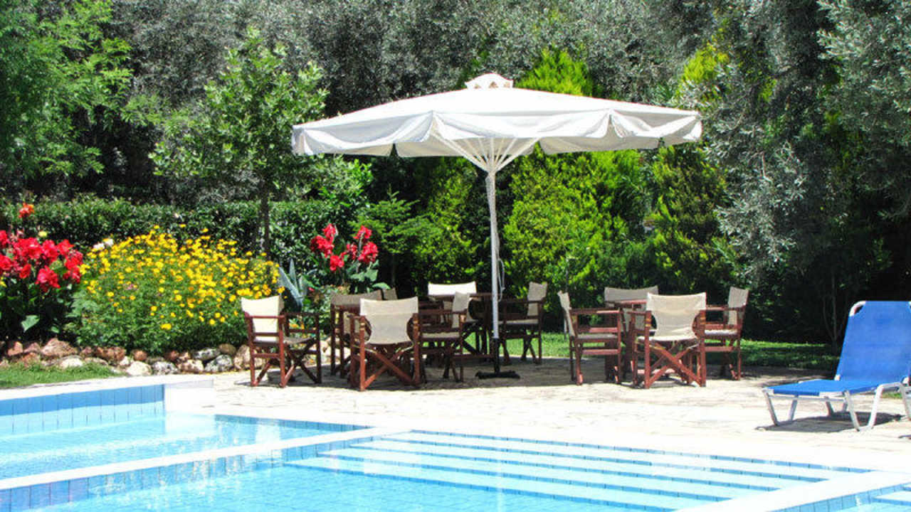 Pool- und Gartenansicht Hotel Palirria