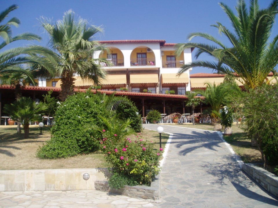 Der Garten ist schön. Akrathos Beach Hotel