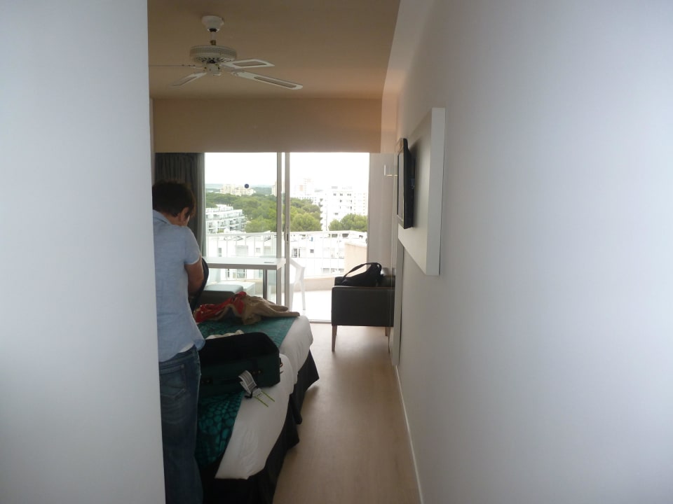 Schmaler Zugang BG Hotel Caballero