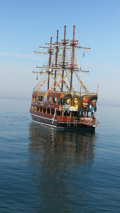 Ausflugsschiff im Hafen, rechts vom Hotel. Aydinbey Kings Palace & Spa