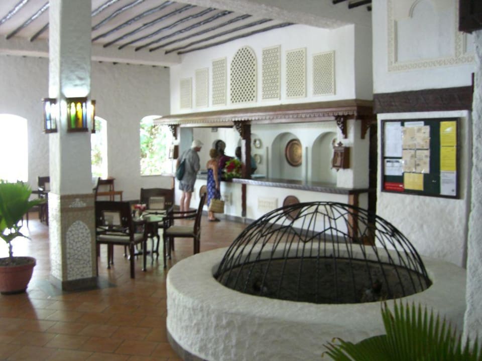 Empfangshalle mit altem Brunnen Hotel Diani Sea Lodge