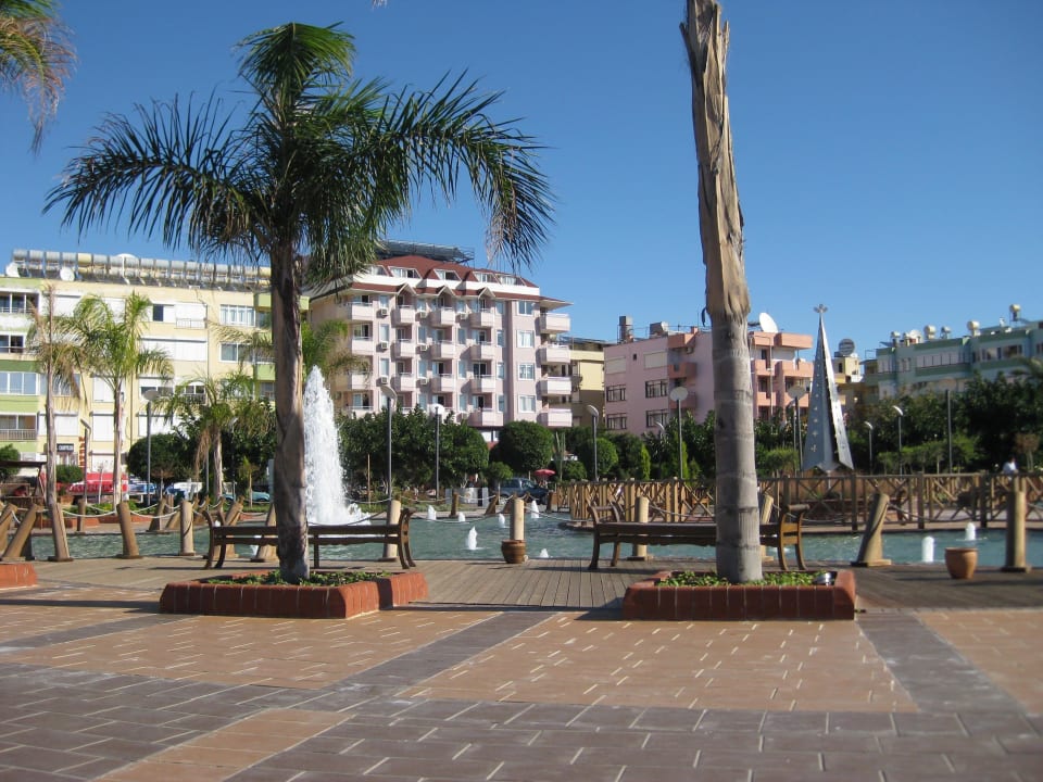Öffentliche Parkanlage mit Blick auf Hotel-Hauptha Hotel Kahya