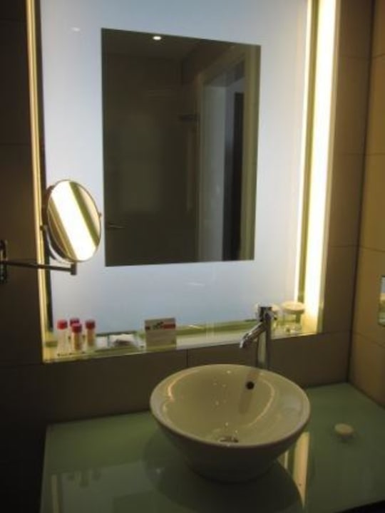 Fenster zum Zimmer mit Spiegel im Bad Vienna House by Wyndham Andel's Berlin