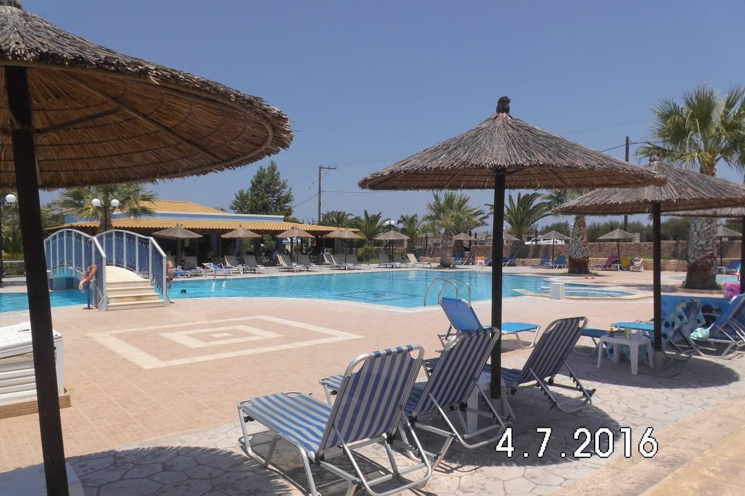 Quer über den ersten Pool Corali Hotel