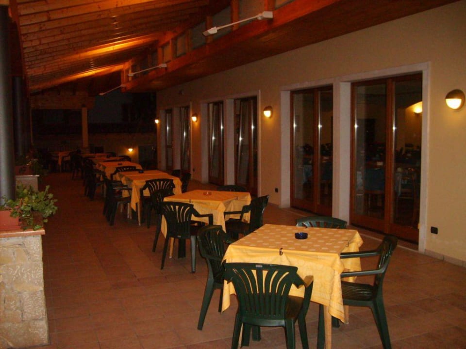 Terrasse vor dem Frühstücksraum Villa Isabella Hotel & Residence