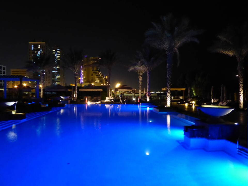 Bei Nacht Ajman Saray, a Luxury Collection Resort