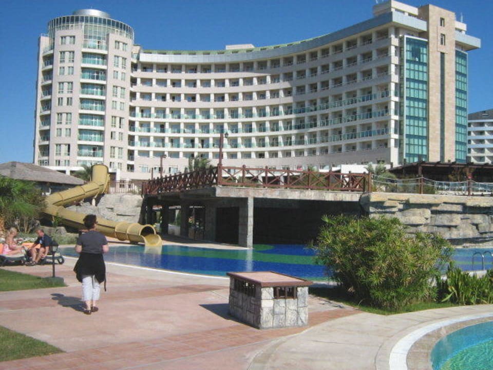 Pool mit Blick auf`s Hotel Sherwood Exclusive Lara