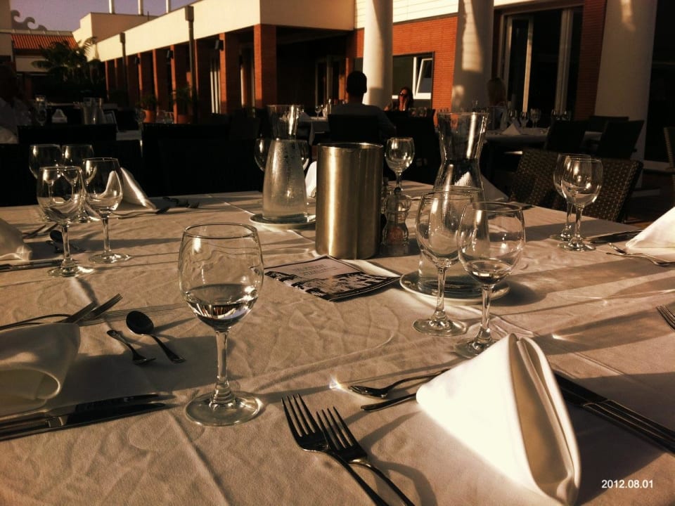 Gedeckter Tisch am Abend ROBINSON QUINTA DA RIA