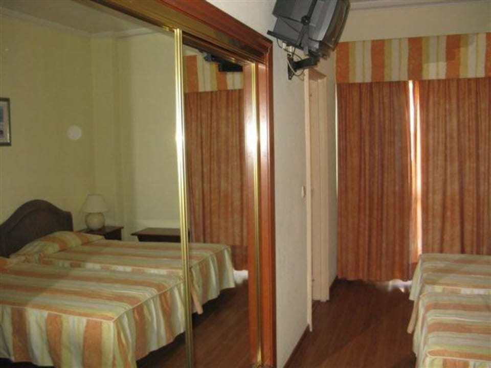 Spiegelschrank mit Safe Hotel Baia de Monte Gordo