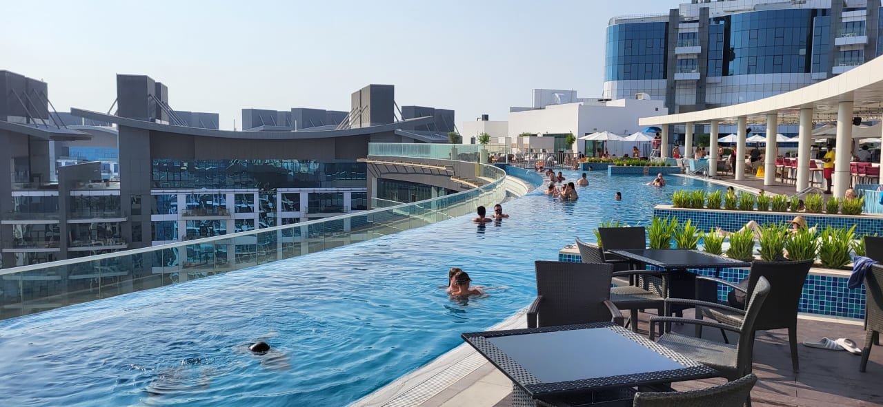 Pool NH Collection Dubai The Palm