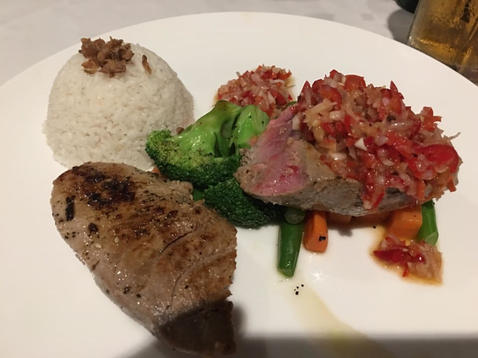 Thunfisch mit Samba Matah Candi Beach Resort and Spa