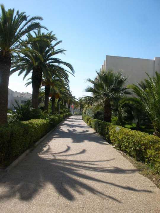 Weg zum Strand und Reseption Gebäude Omar Khayam Resort & Aquapark