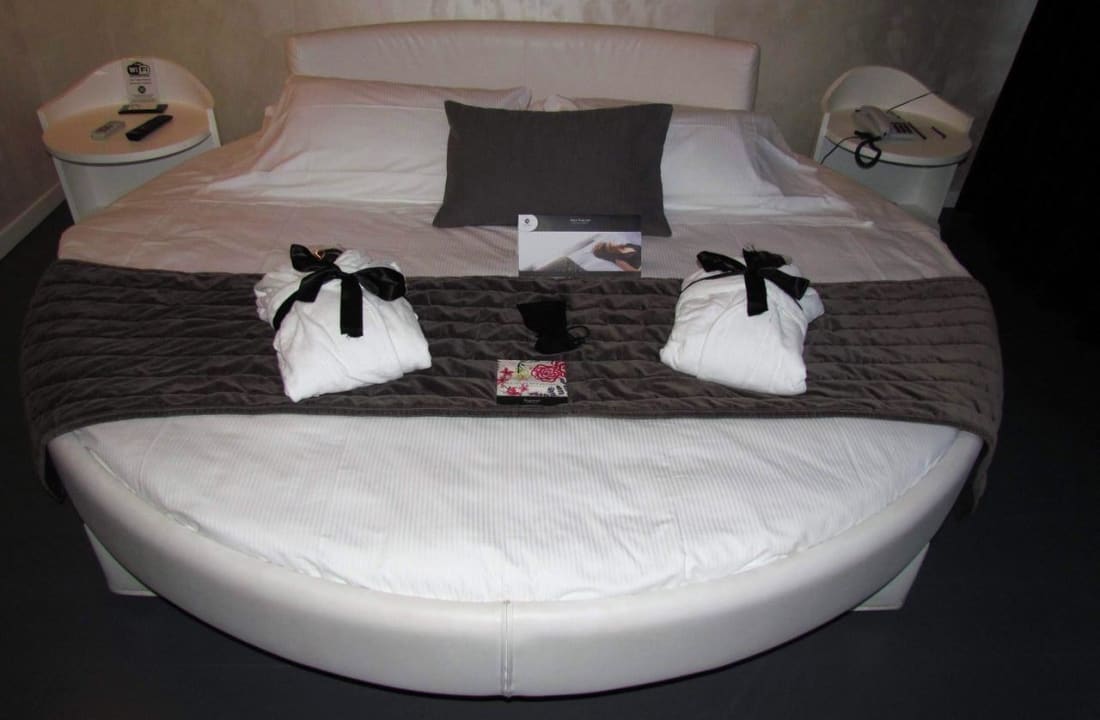 Round Dreams room Hotel Pantheon Royal Suite