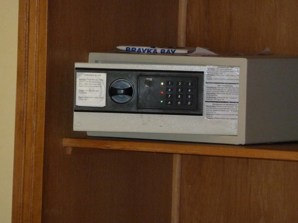 Safe auf meinem Hotelzimmer Brayka Bay Resort