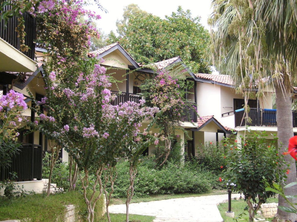 Grünanlage mit Bungalows Melas Holiday Village