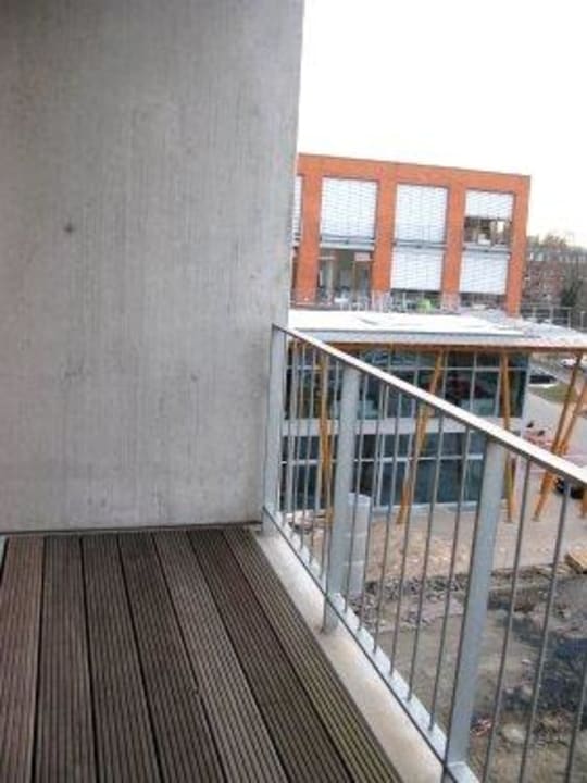 Links vom Balkon Zimmer 303 Factory Hotel