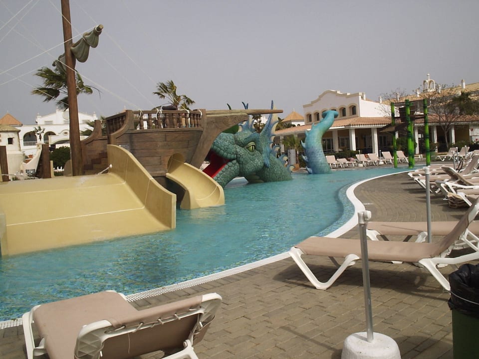 Kinderpool mit Schiff und Meeresungeheuer Hotel Riu Chiclana