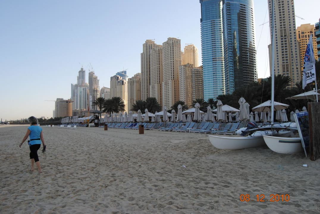 Liegen und Skyline Hilton Dubai Jumeirah