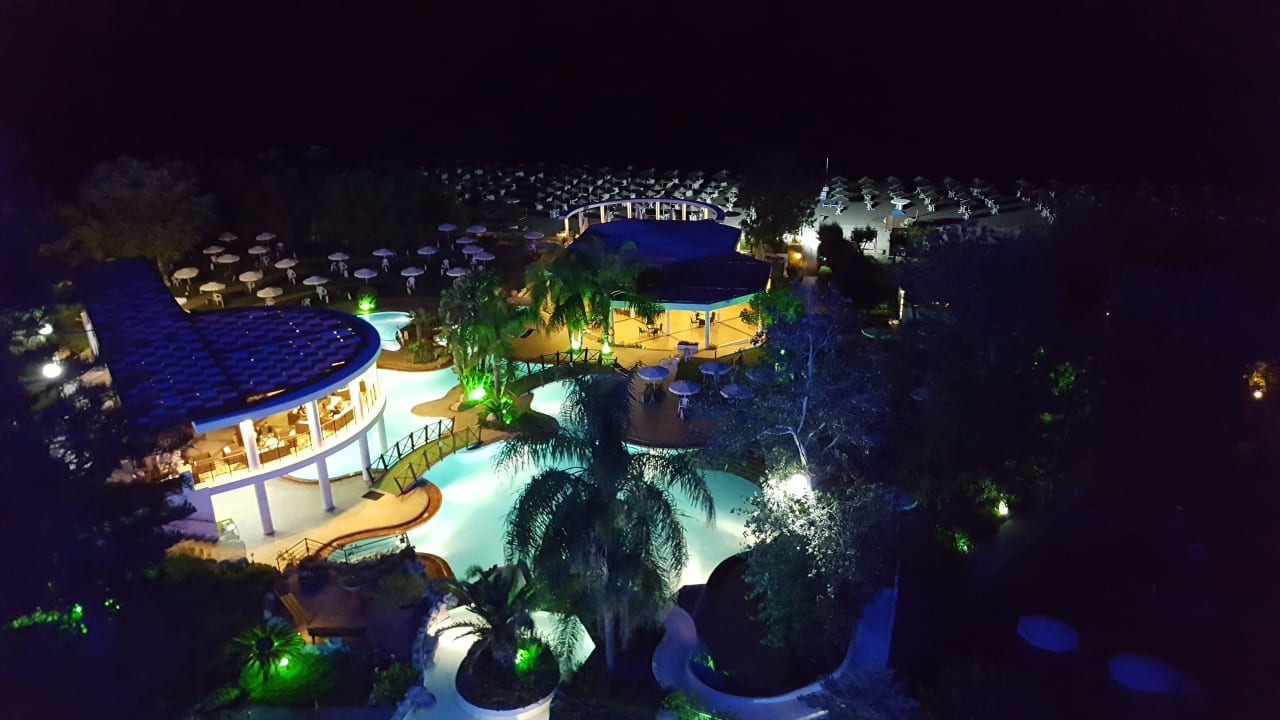 Poolanlage am Abend Hotel Calypso Beach